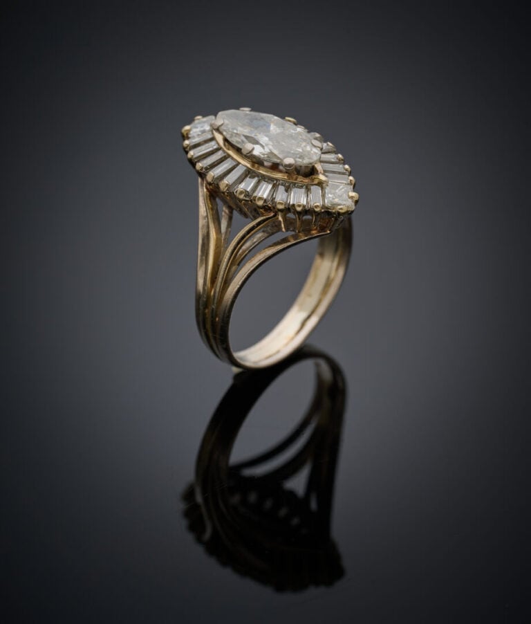 BAGUE "marquise" en platine (min. 800‰) et or gris (750‰) serti d'un diamant ta…