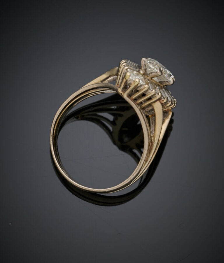 BAGUE "marquise" en platine (min. 800‰) et or gris (750‰) serti d'un diamant ta…