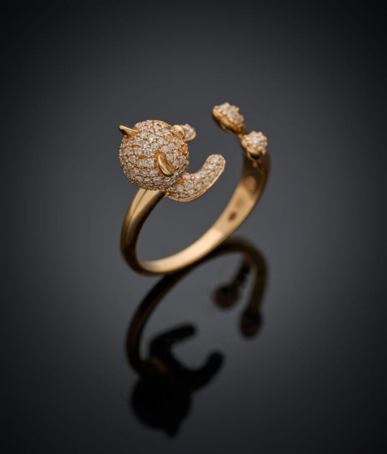 BAGUE "ourson" en or jaune (750‰) serti de diamants taille brillant. - Doigt :…