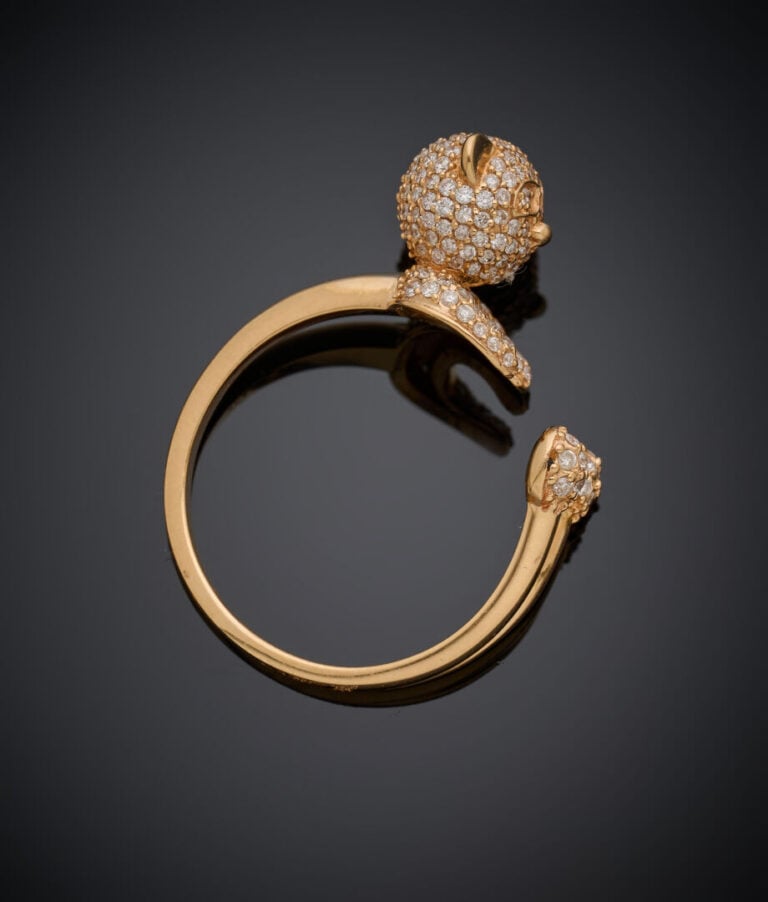 BAGUE "ourson" en or jaune (750‰) serti de diamants taille brillant. - Doigt :…