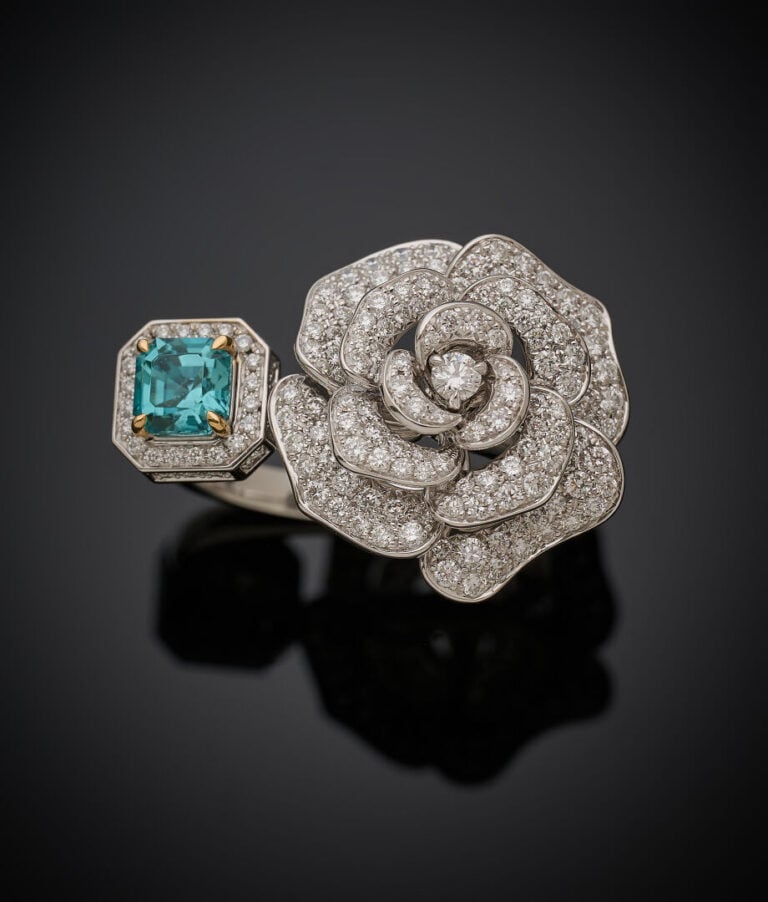 BAGUE ouverte "fleur" en or gris (750‰) pavé de diamants taille brillant et ser…