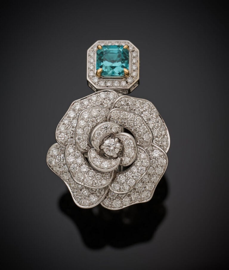 BAGUE ouverte "fleur" en or gris (750‰) pavé de diamants taille brillant et ser…