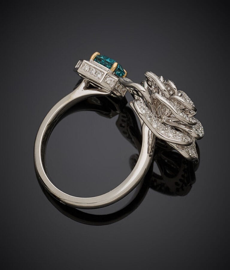 BAGUE ouverte "fleur" en or gris (750‰) pavé de diamants taille brillant et ser…