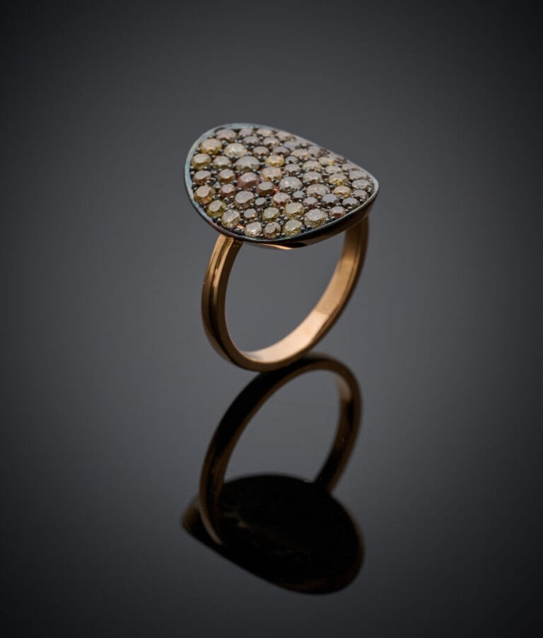 BAGUE ovale en or rose (750‰) pavé de diamants blancs à bruns taille brillant.…
