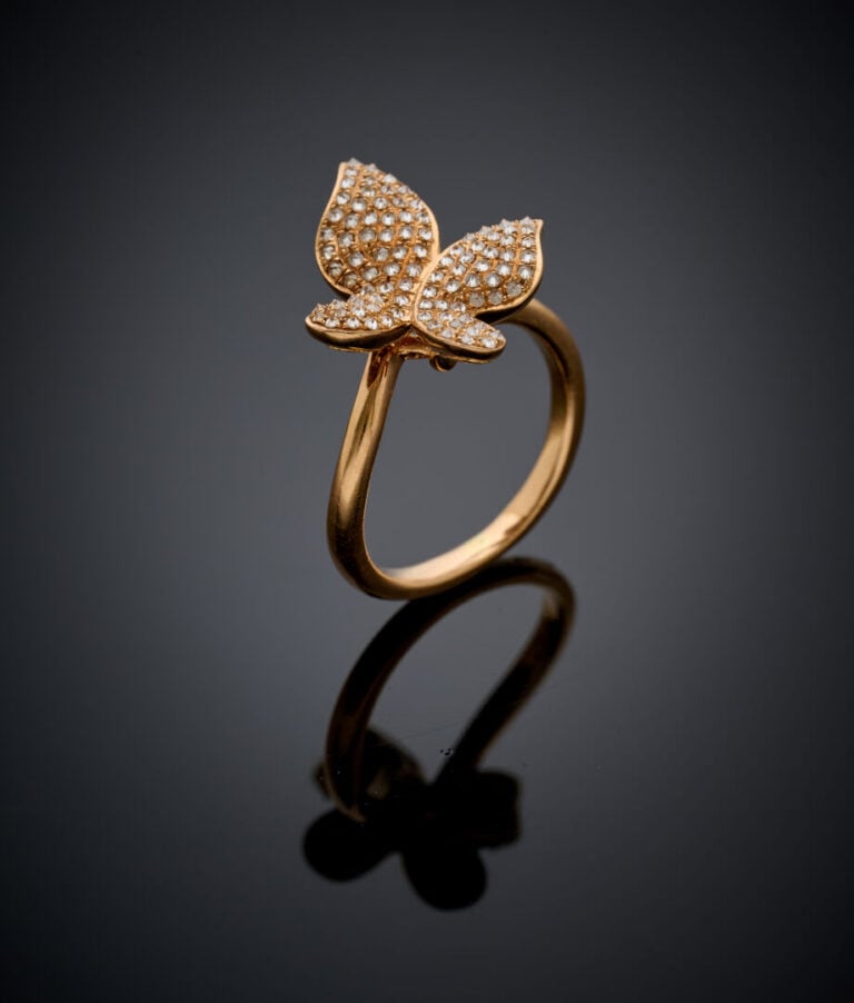 BAGUE "papillon" en or rose (750‰) serti de diamants taillés en rose. - Doigt :…