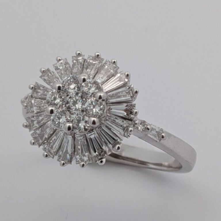 Bague "Pâquerette" en or blanc (750 ‰) serti au centre de diamants taille brill…