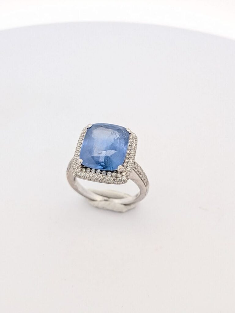 BAGUE rectangulaire en or gris (750‰) serti d'un saphir de forme coussin pesant…