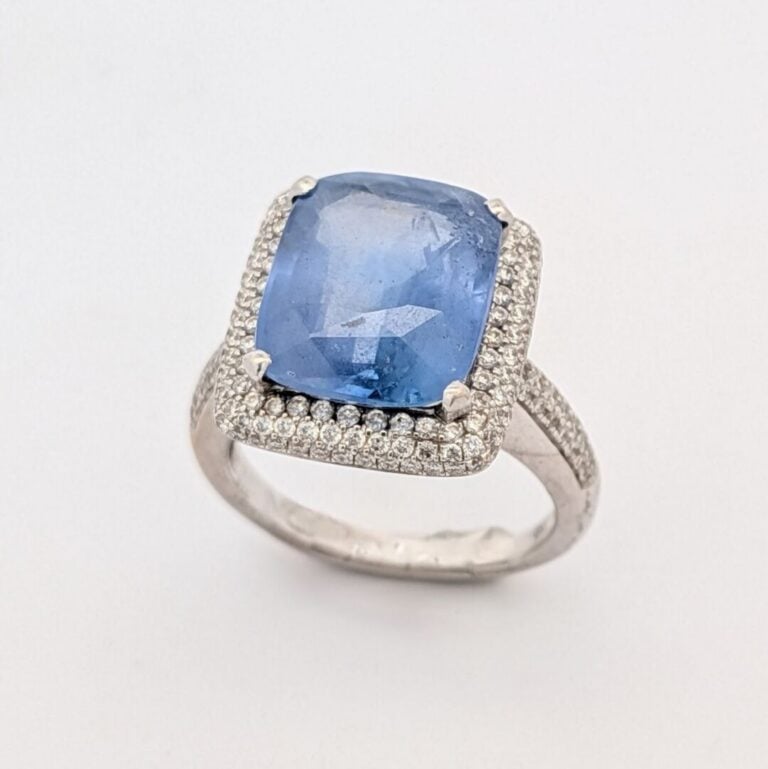 BAGUE rectangulaire en or gris (750‰) serti d'un saphir de forme coussin pesant…