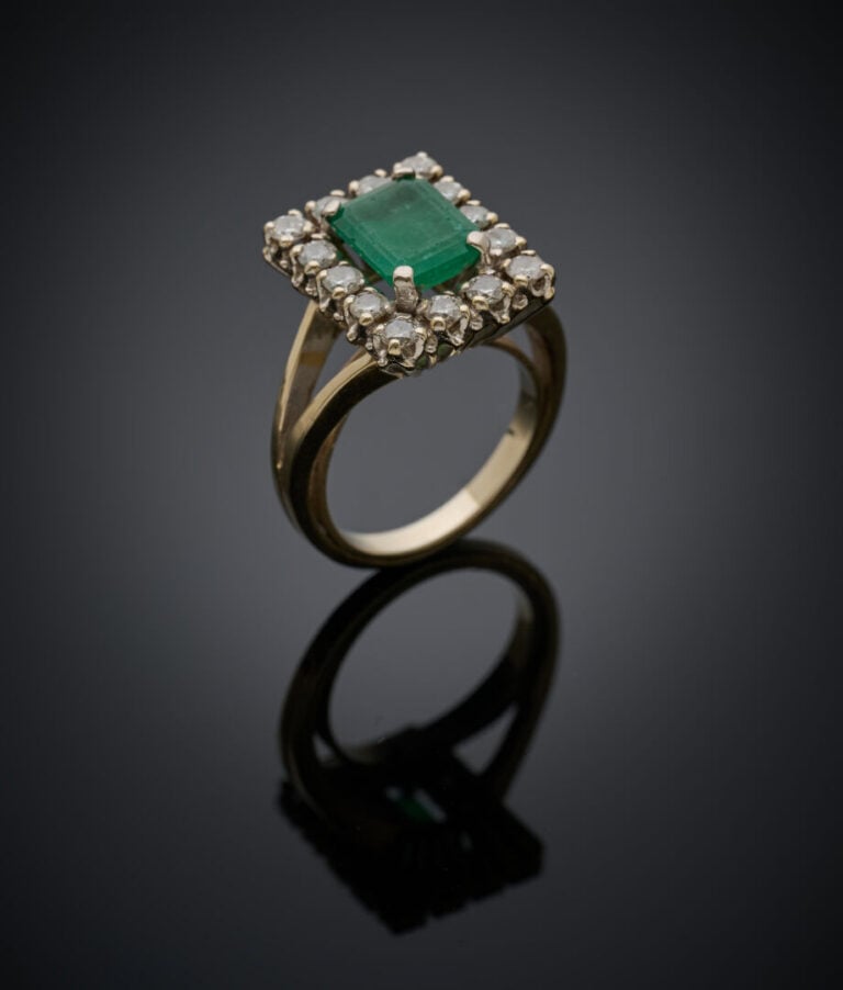 BAGUE rectangulaire en or gris (750‰) serti d'une émeraude taillée à degrés, en…