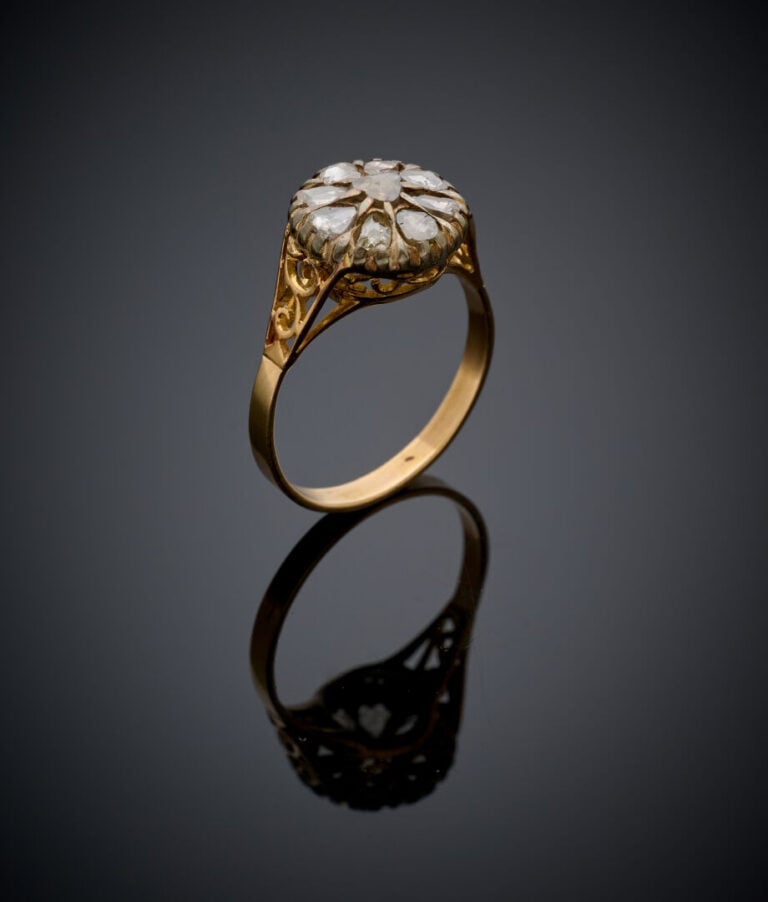 BAGUE "rosace" en or jaune (750‰) ajouré et argent (min. 800‰) serti de diamant…
