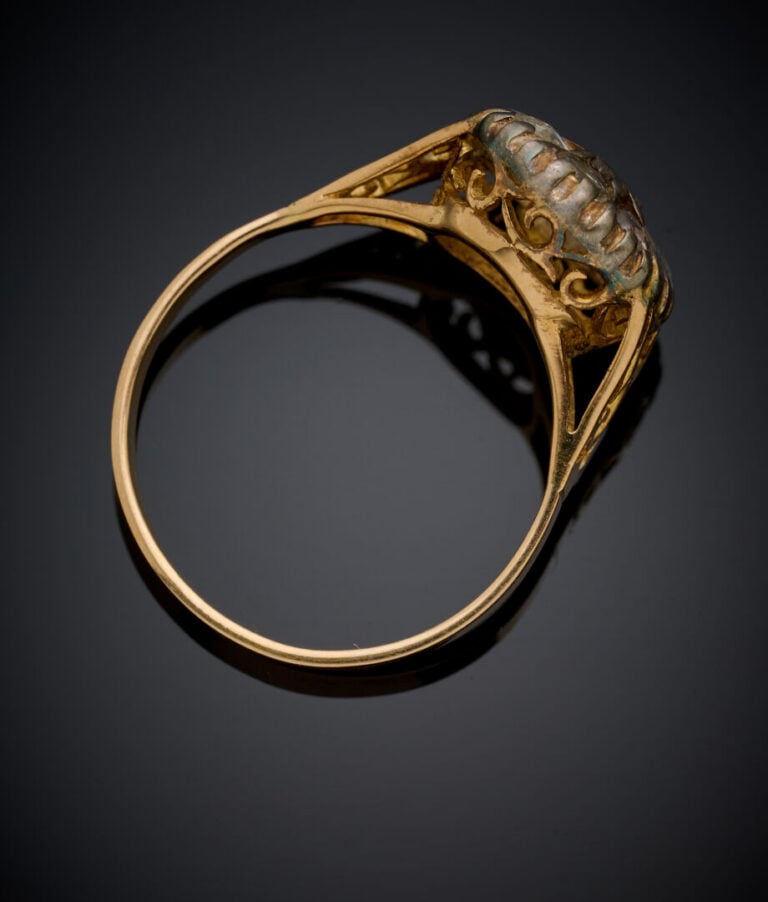 BAGUE "rosace" en or jaune (750‰) ajouré et argent (min. 800‰) serti de diamant…