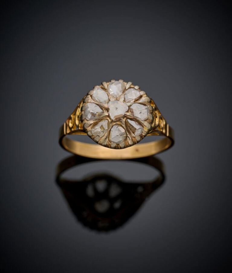 BAGUE "rosace" en or jaune (750‰) ajouré et argent (min. 800‰) serti de diamant…