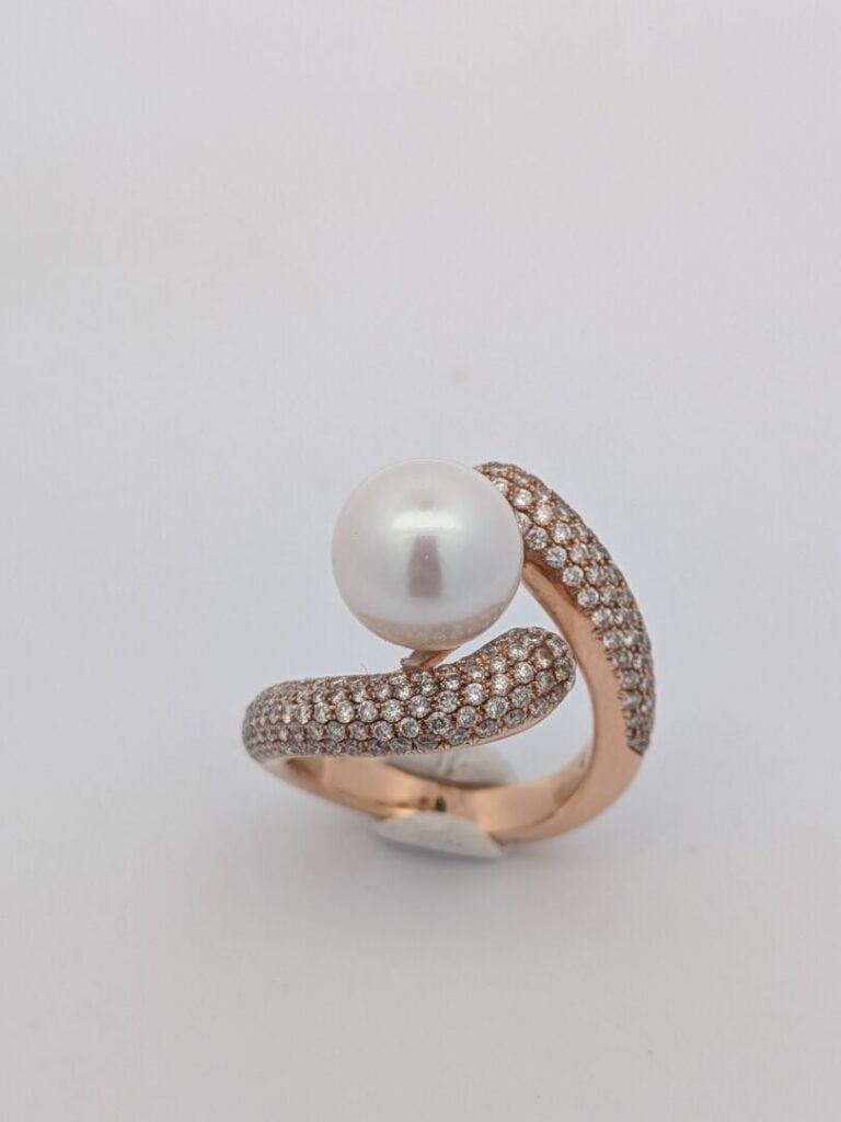 BAGUE sinueuse en or rose (750‰) orné d'une perle de culture blanche épaulée de…