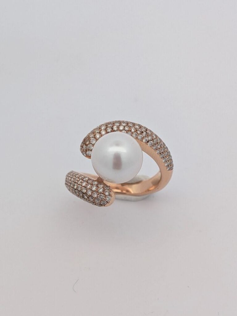 BAGUE sinueuse en or rose (750‰) orné d'une perle de culture blanche épaulée de…