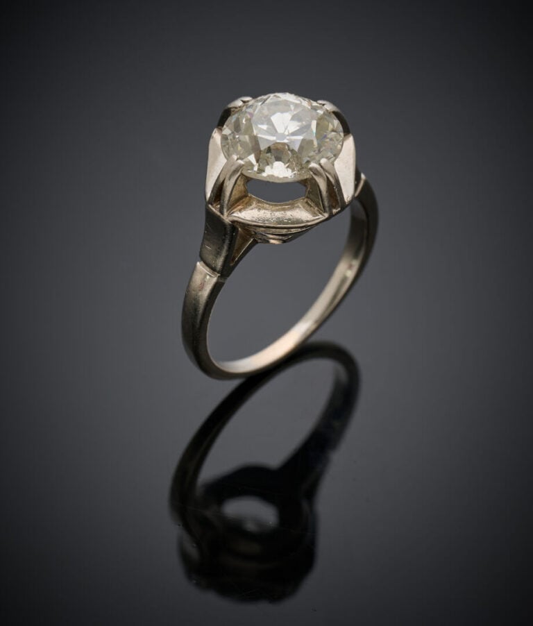 BAGUE solitaire en or gris (750‰) serti d'un diamant taille anciene (égrisures…