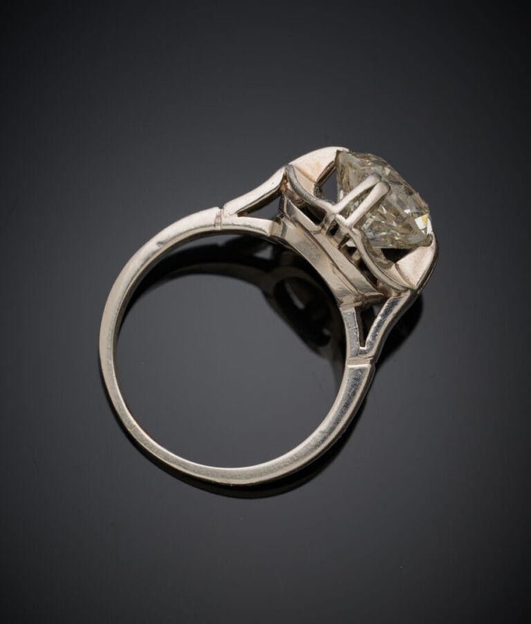 BAGUE solitaire en or gris (750‰) serti d'un diamant taille anciene (égrisures…