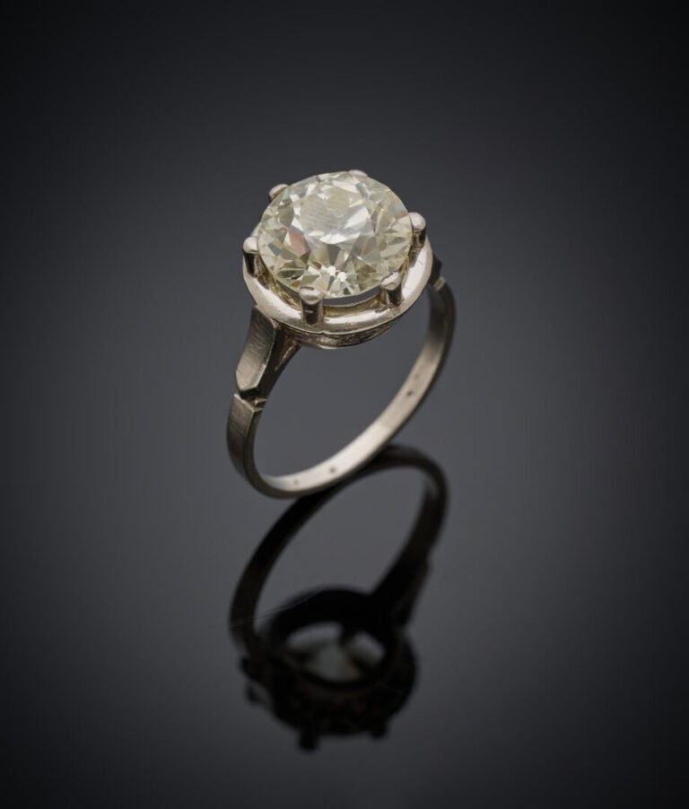 BAGUE solitaire en platine ( 950‰) serti d'un diamant taille ancienne pesant 4,…