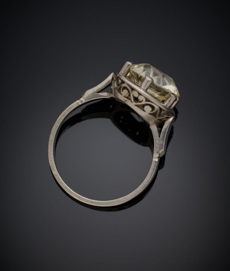 BAGUE solitaire en platine ( 950‰) serti d'un diamant taille ancienne pesant 4,…