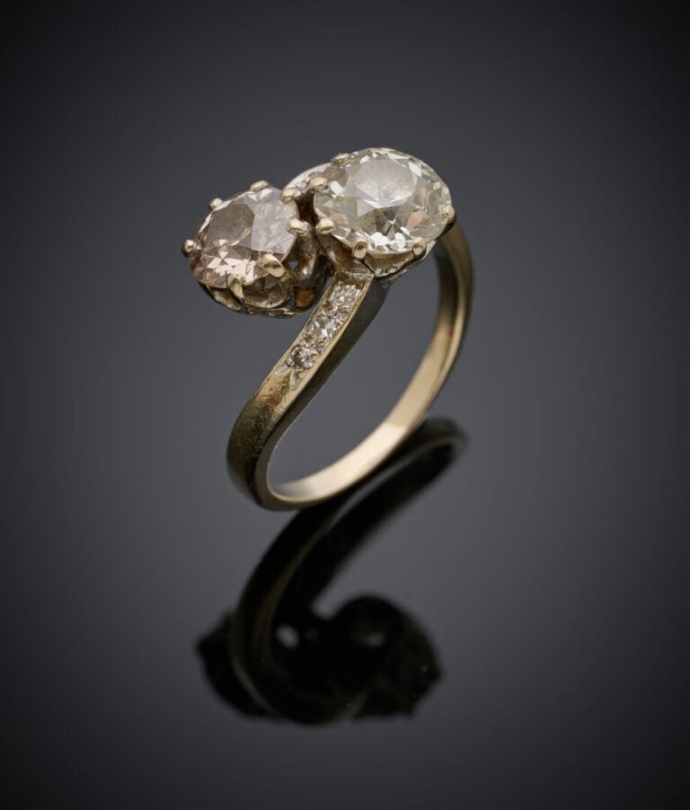 BAGUE "Toi et Moi" en or gris (750‰) serti de deux diamants taille ancienne (pe…