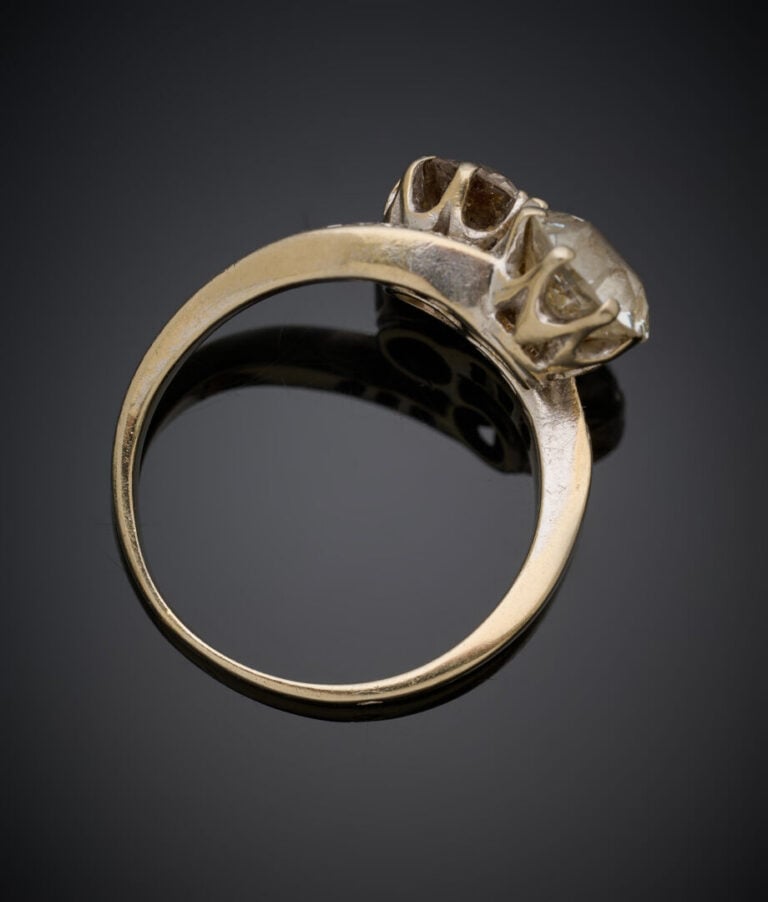 BAGUE "Toi et Moi" en or gris (750‰) serti de deux diamants taille ancienne (pe…
