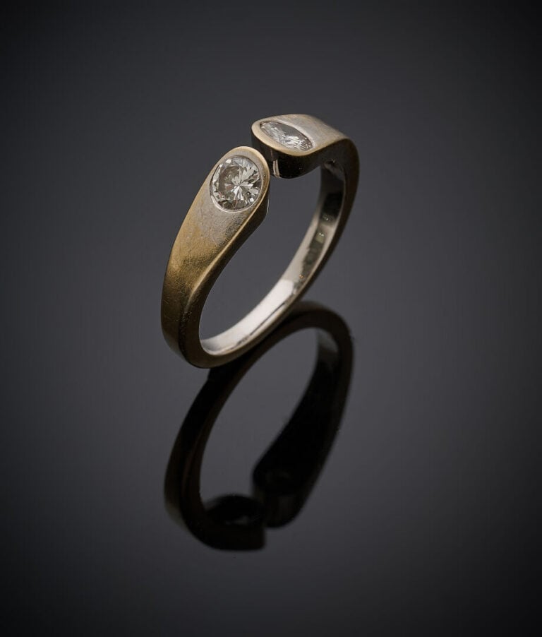 BAGUE "Toi et Moi" en or gris (750‰) serti de deux diamants taille brillant. -…