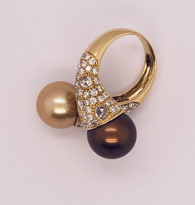 BAGUE "Toi et Moi" en or jaune (750‰) orné de deux perles de culture gold et cu…
