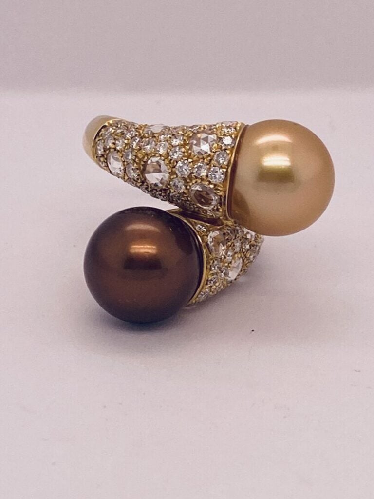 BAGUE "Toi et Moi" en or jaune (750‰) orné de deux perles de culture gold et cu…