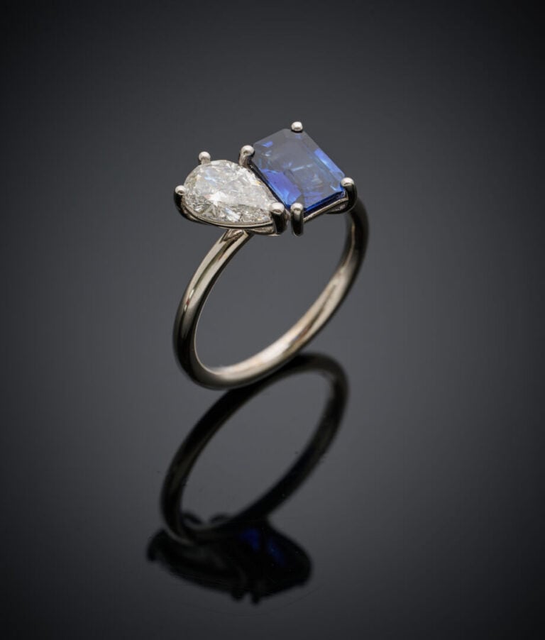 BAGUE "toi & moi" en or gris (750‰) serti d'un diamant de forme poire pesant 0,…