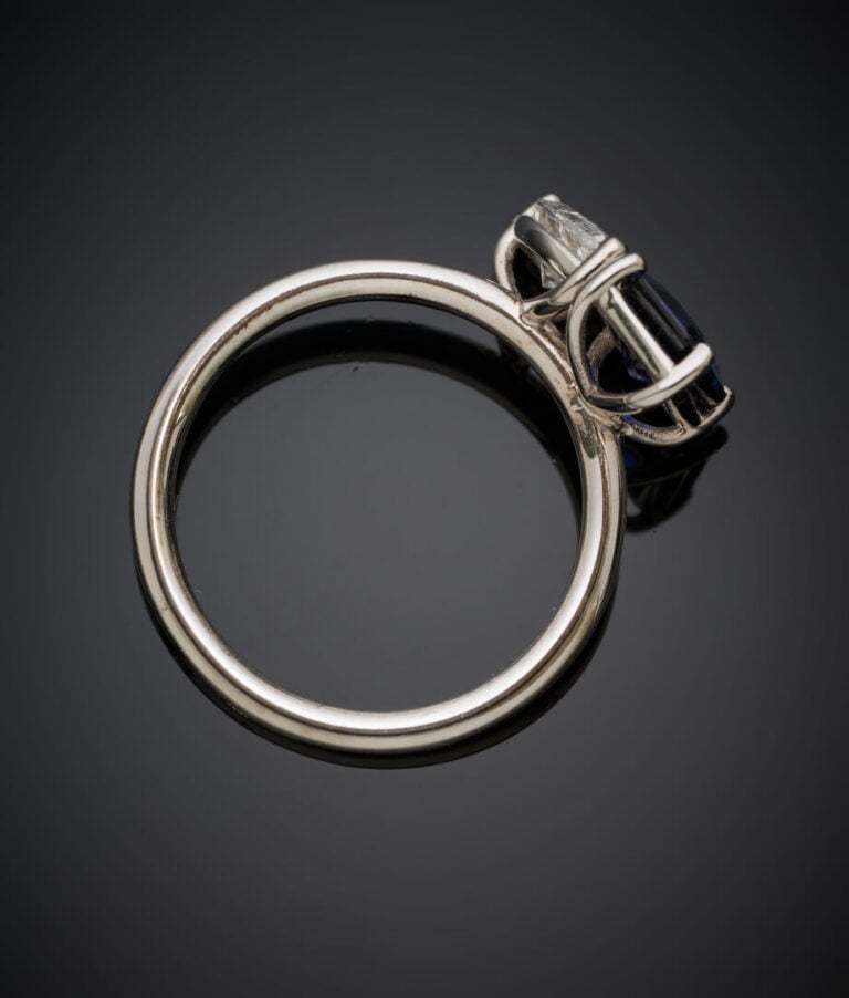 BAGUE "toi & moi" en or gris (750‰) serti d'un diamant de forme poire pesant 0,…
