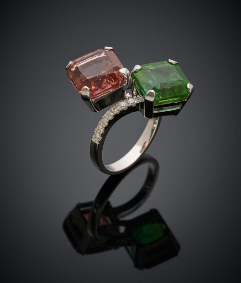 BAGUE « toi & moi » en or gris (750‰) serti de deux tourmalines, l'une verte, l…