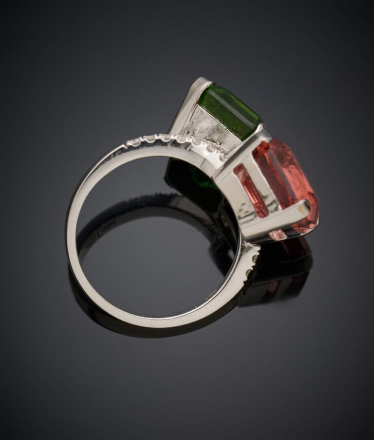 BAGUE « toi & moi » en or gris (750‰) serti de deux tourmalines, l'une verte, l…