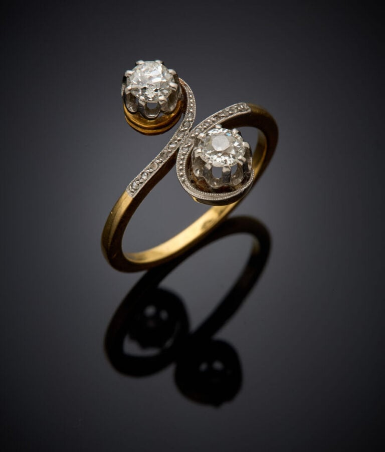 BAGUE "toi & moi" en platine (min. 800‰) et or jaune (750‰) serti de deux diama…
