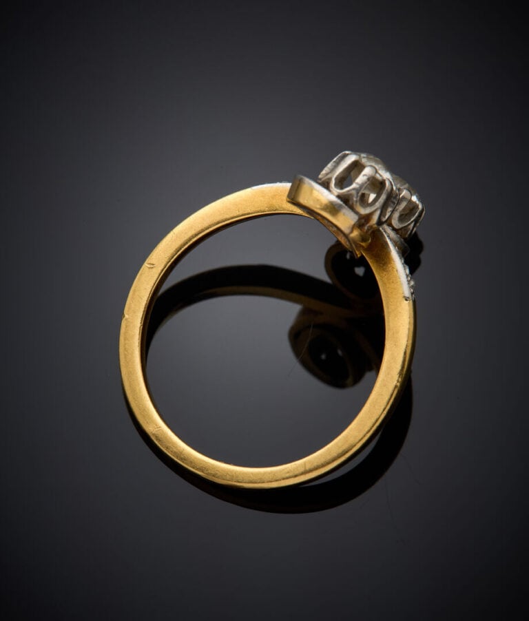 BAGUE "toi & moi" en platine (min. 800‰) et or jaune (750‰) serti de deux diama…