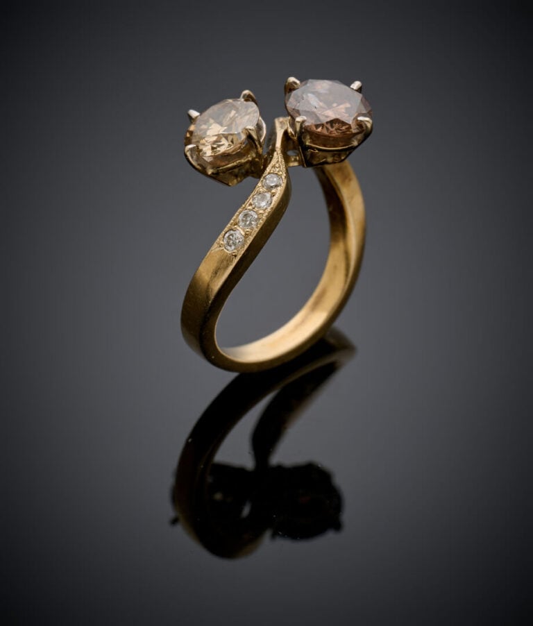 BAGUE "toi & moi" sinueuse en or jaune (750‰) serti deux diamants bruns taille…