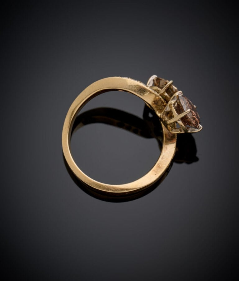 BAGUE "toi & moi" sinueuse en or jaune (750‰) serti deux diamants bruns taille…