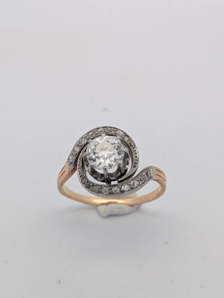 BAGUE «tourbillon» en or jaune (750‰) serti de lignes de diamants , centré d'un…