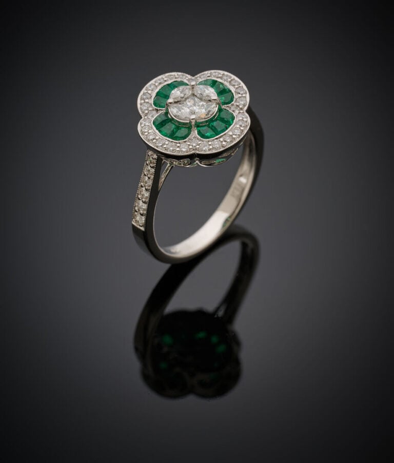BAGUE "trèfle" en or gris (750‰) serti d'émeraudes calibrées et diamants taille…