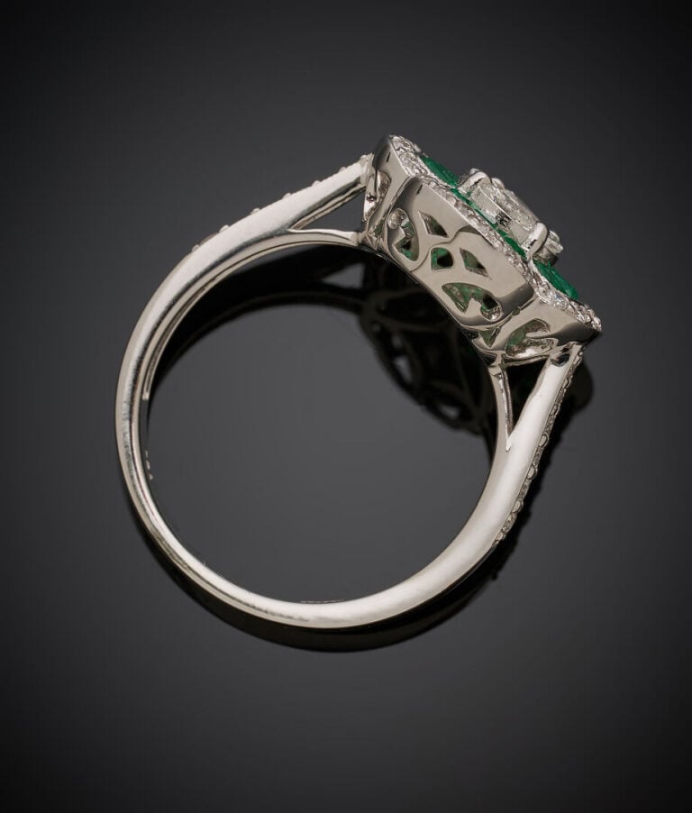 BAGUE "trèfle" en or gris (750‰) serti d'émeraudes calibrées et diamants taille…
