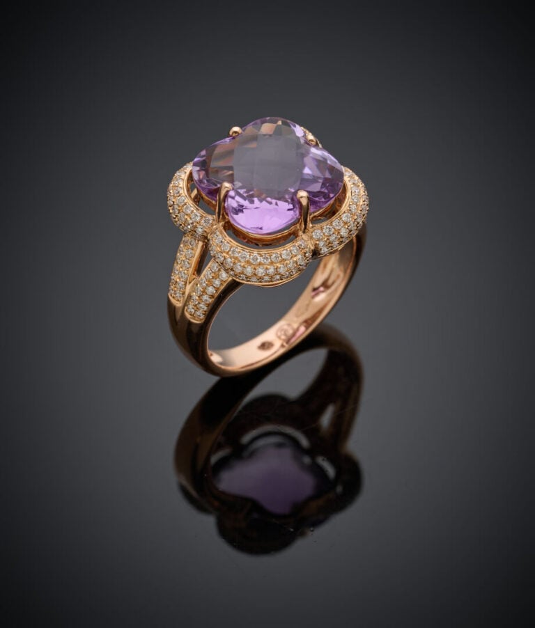 BAGUE "trèfle" en or rose (750‰) ajouré serti d'une améthyste facettée de forme…