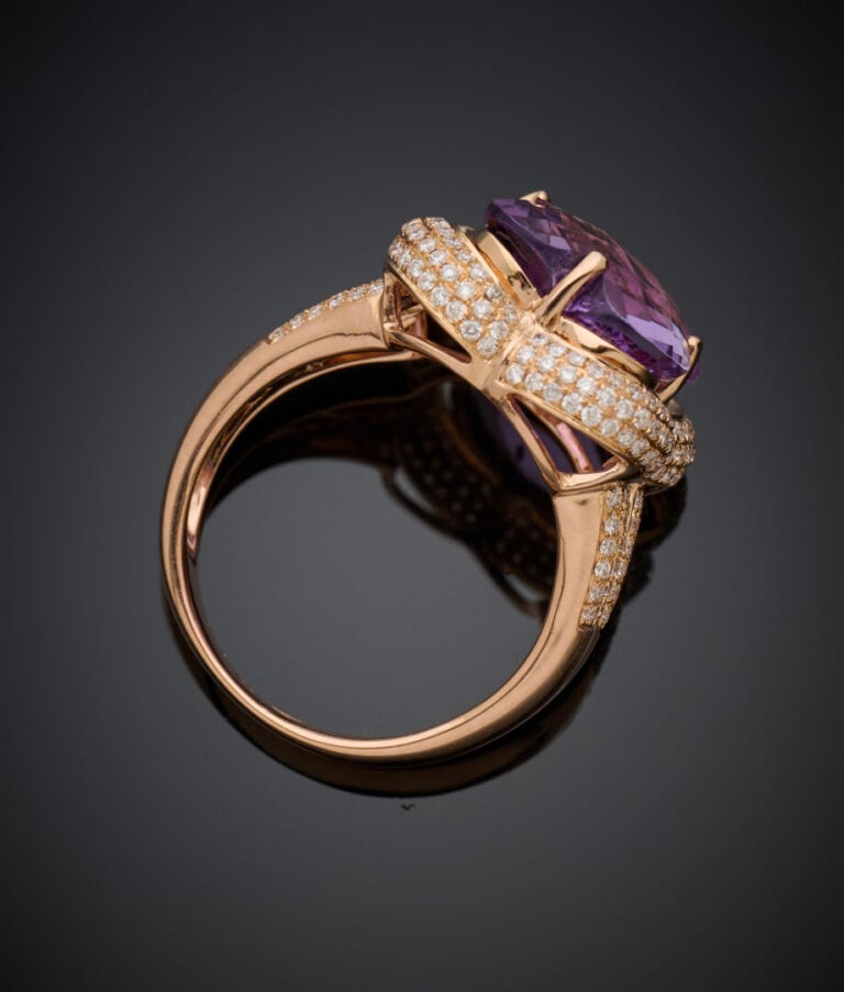 BAGUE "trèfle" en or rose (750‰) ajouré serti d'une améthyste facettée de forme…