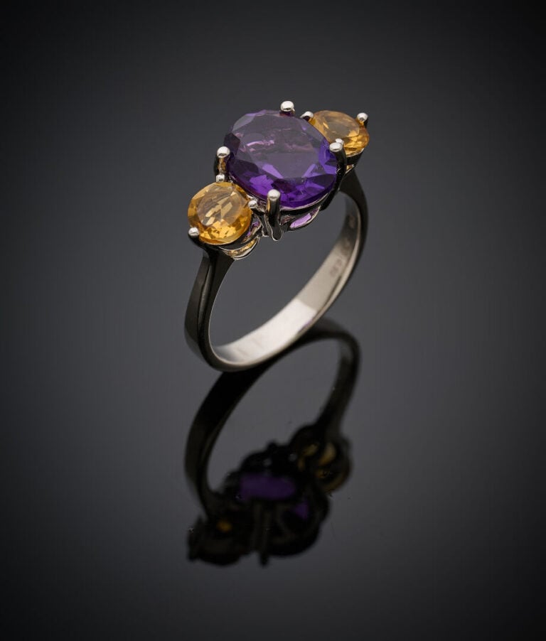 BAGUE "trilogie" en or gris (750‰) serti d'une améthyste ovale, épaulée de deux…