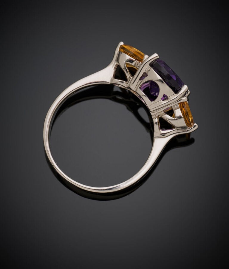 BAGUE "trilogie" en or gris (750‰) serti d'une améthyste ovale, épaulée de deux…