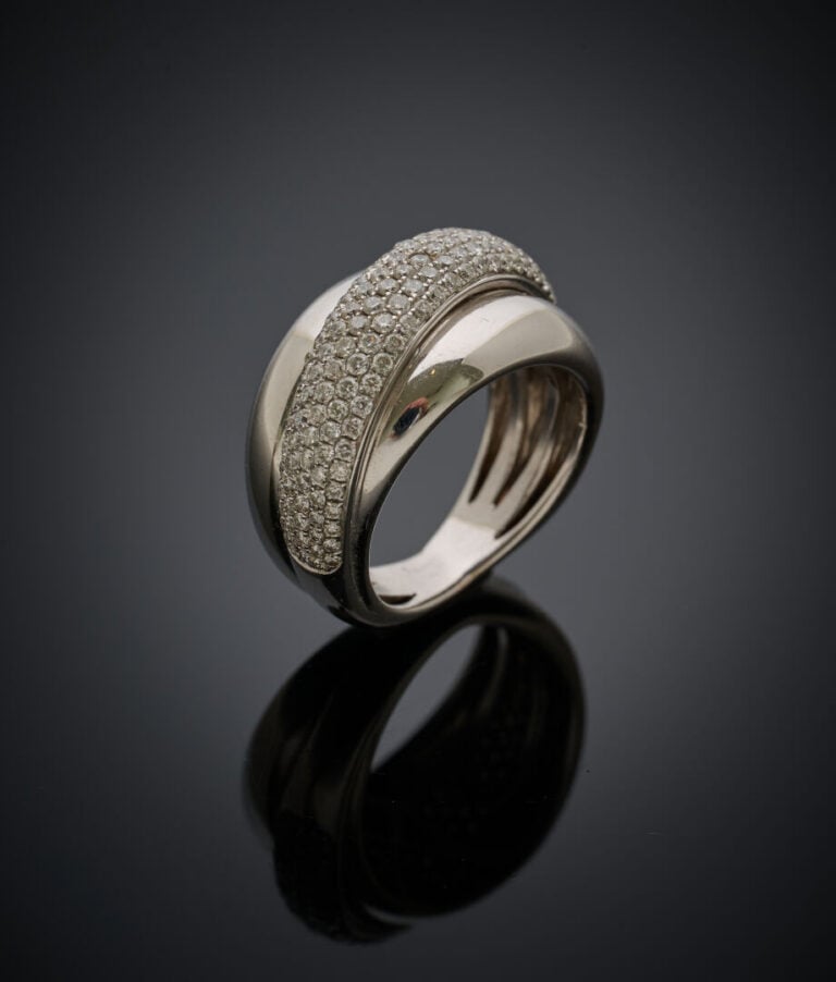 BAGUE triple jonc en or gris (750‰) partiellement pavé de diamants taille brill…