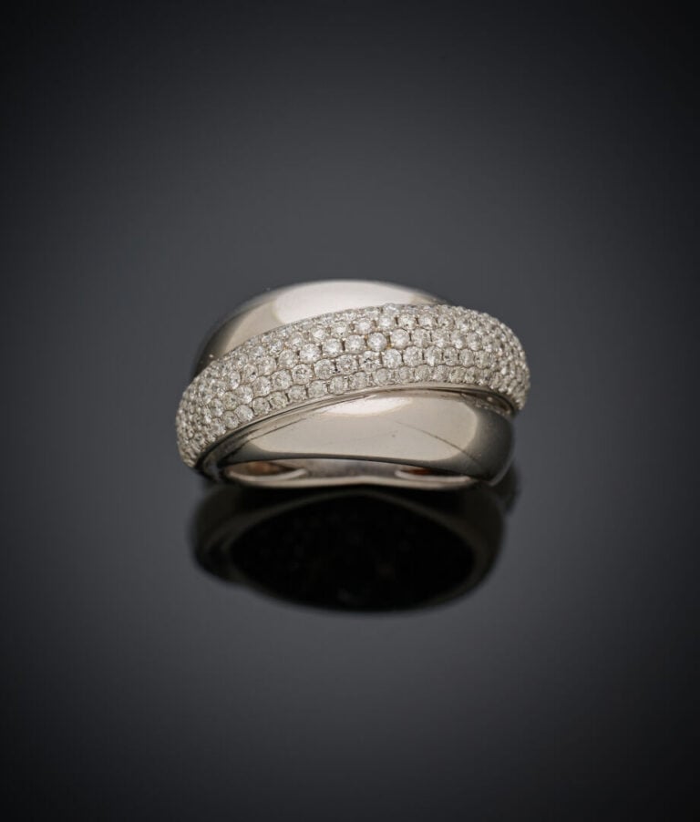 BAGUE triple jonc en or gris (750‰) partiellement pavé de diamants taille brill…