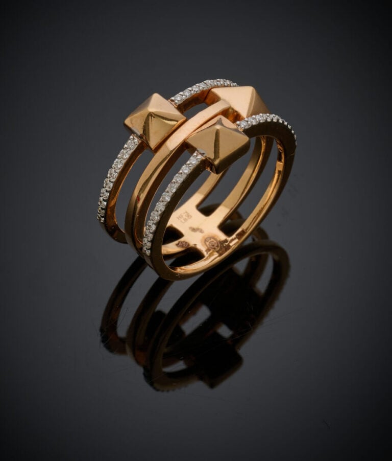 BAGUE trois anneaux en or jaune (750‰) ajouré, serti de diamants taille brillan…