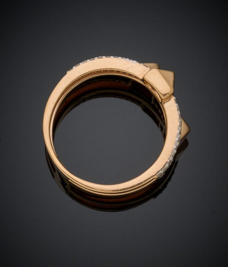 BAGUE trois anneaux en or jaune (750‰) ajouré, serti de diamants taille brillan…