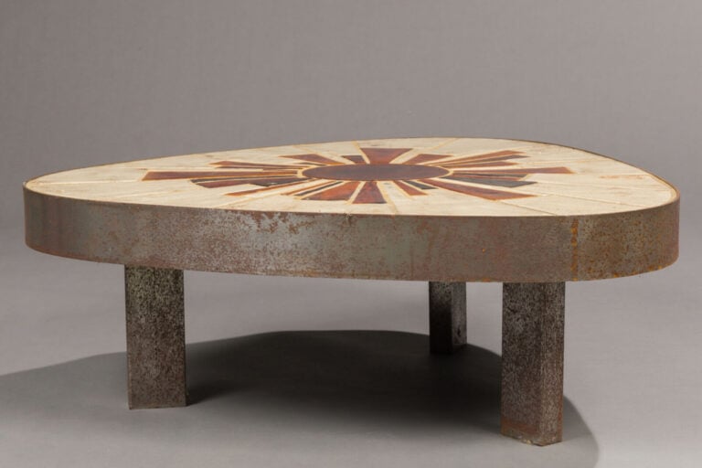 BARROIS (XXÈME) - Table basse à plateau de forme triangulaire en carreaux de cé…