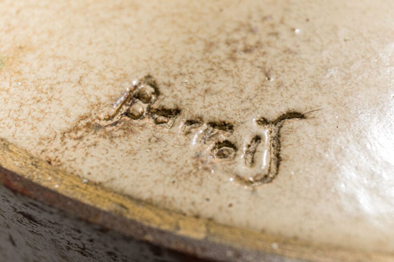 BARROIS (XXÈME) - Table basse à plateau de forme triangulaire en carreaux de cé…