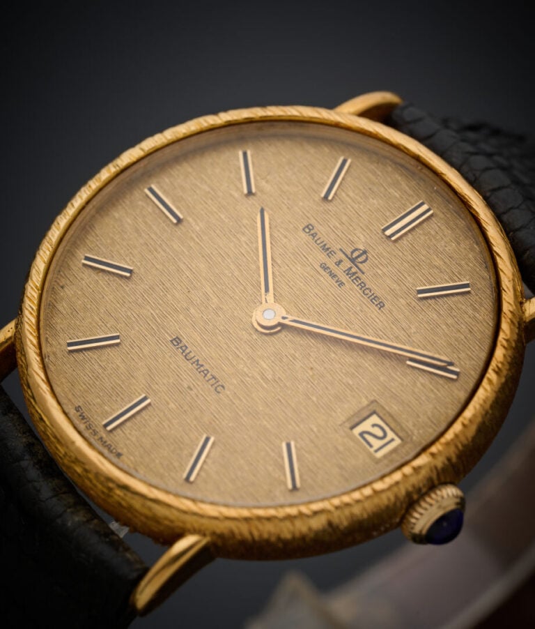 BAUME & MERCIER - BRACELET MONTRE ronde, modèle "Baumatic" en or jaune (750‰).…