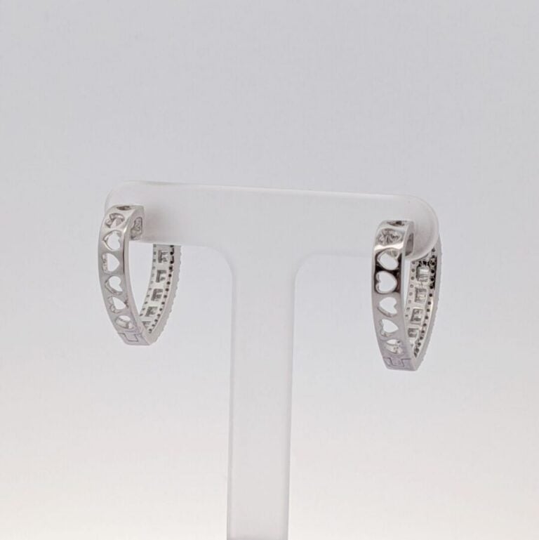 Boucles d'oreilles "Cœurs" en or blanc (750 ‰) serti de lignes de diamants tail…